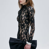 CHIWEN DANS DERRIÈRE NOIR